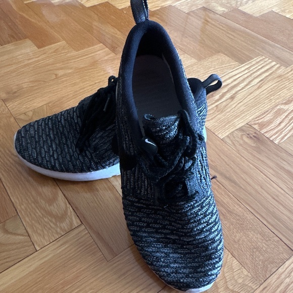 NIKE Roshe Run FLYKNIT Wolf Grey - Picture 1 of 5